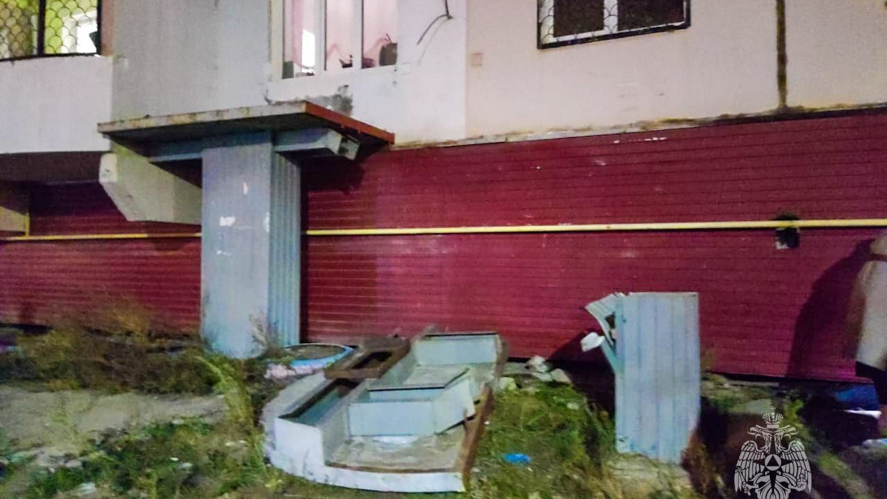 В Якутске бетонная плита придавила детей: девочка погибла, трое ранены