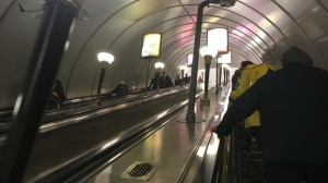 Двухлетний мальчик чуть не лишился пальцев в метро Петербурга