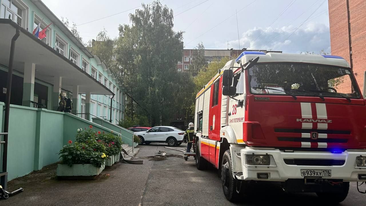 В Петербурге из-за пожара в кабинете гимназии №664 эвакуировали 489 человек