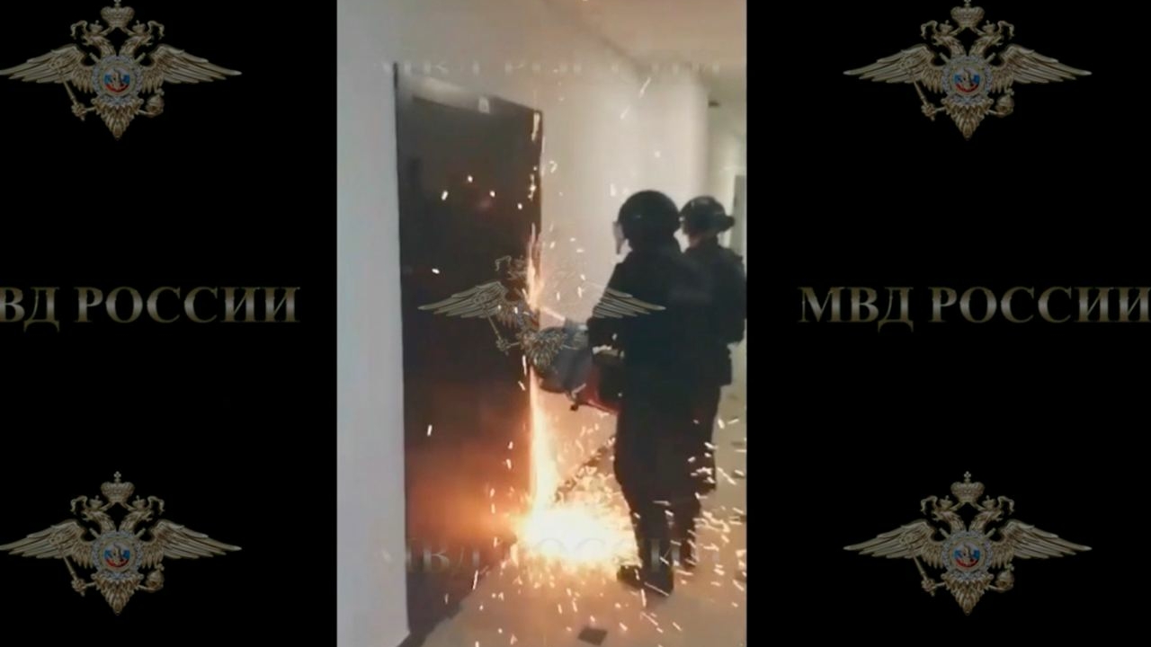 В МВД показали видео задержания похитивших петербуржца сторонников нацизма