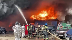 Мощный пожар охватил нефтебазу на северо-востоке Петербурга