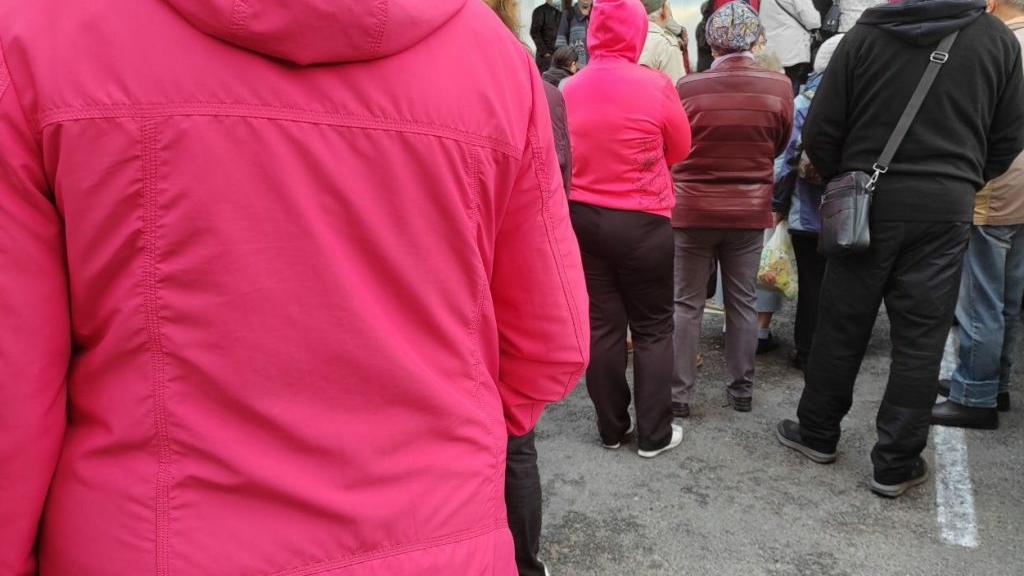 Петербуржцы часами стоят в очереди на улице для получения талонов в КДЦ №85