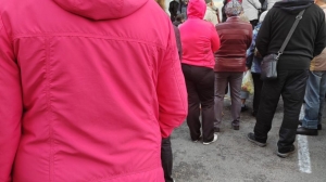 Петербуржцы часами стоят в очереди на улице для получения талонов в КДЦ №85