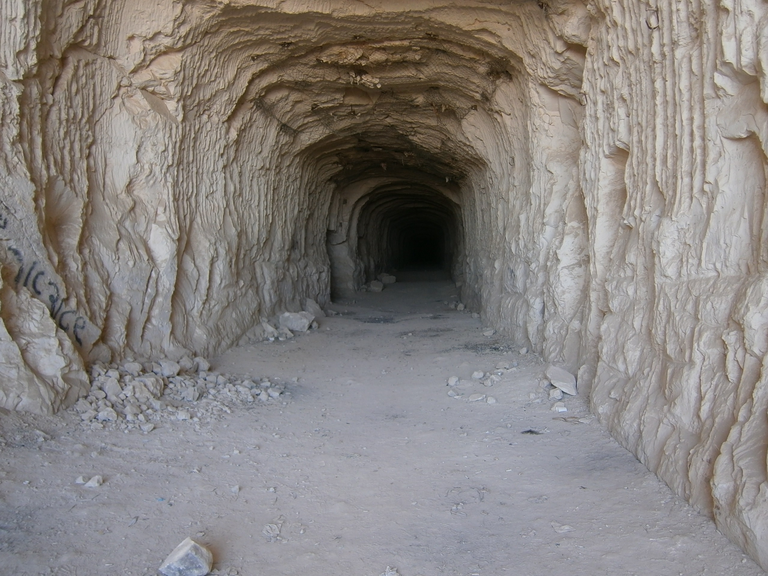 Кто мечтал провести подземный ход. Киндерлинская пещера Башкирия. Подземный тоннель. Туннели под землей. Древние тоннели.