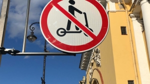 В Петербурге хотят запретить ездить по узким тротуарам на электросамокатах