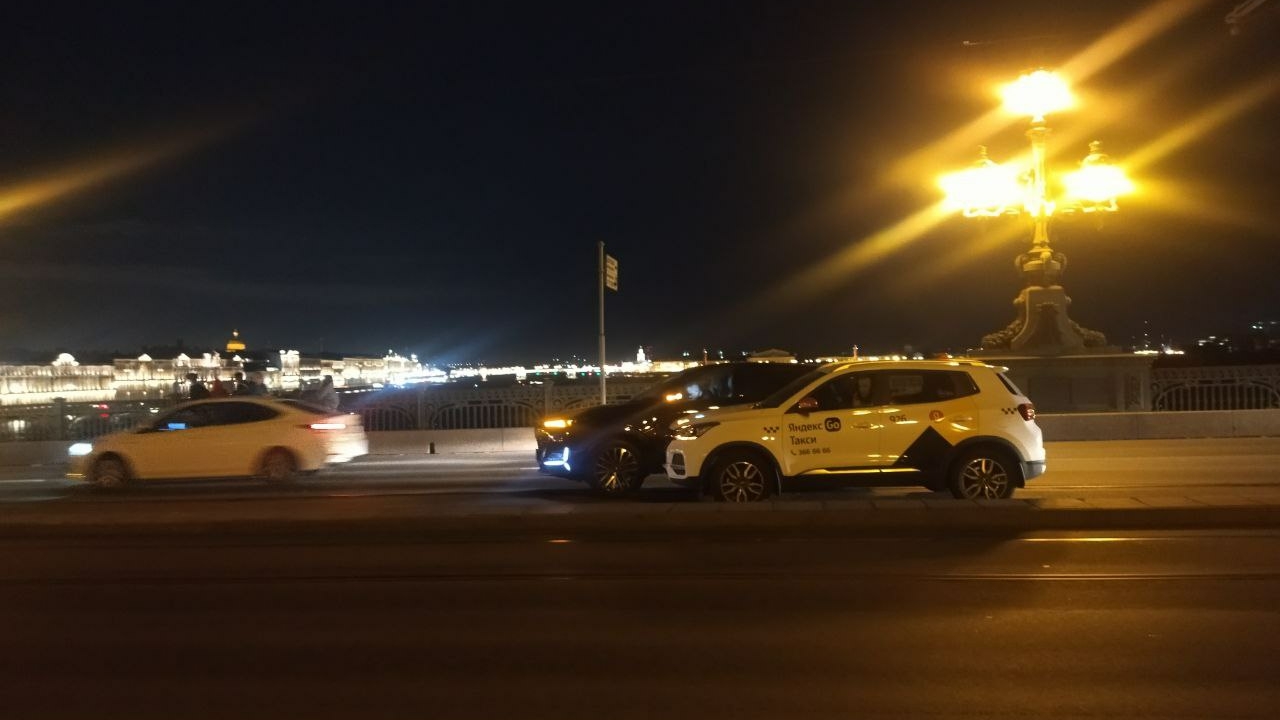 Такси и иномарка устроили ДТП на Троицком мосту