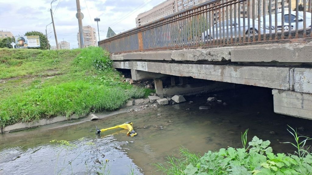 Кикхантер набросился на беззащитный электросамокат и скинул его с моста в реку Волковку