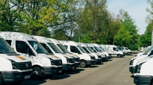Многодетные семьи Петербурга получили от города в подарок микроавтобусы