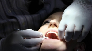 Стоматолог рассказала о негативных последствиях ношения драгоценных камней в зубах