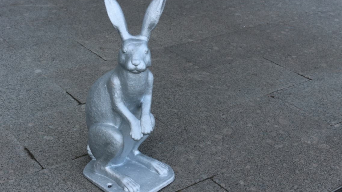 В Петербурге восстановили скульптуру зайца у Иоанновского моста