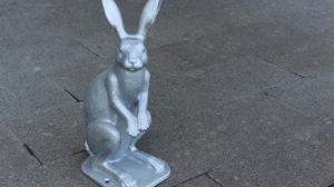 В Петербурге восстановили скульптуру зайца у Иоанновского моста