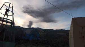 На Курилах проснулся вулкан Эбеко и выбросил пепел на высоту 3,5 км