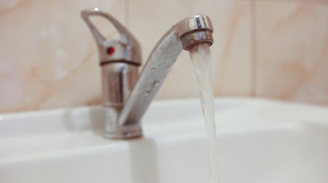 Ржавая вода и слабый напор: жителей Петербурга не устраивает качество воды в городе