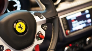 Засмотрелся: в желтый Ferrari влетел каршеринг в Колпино