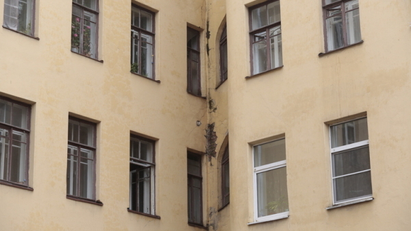 Под окнами жилого дома на Плесецкой обнаружили куски тела петербуржца