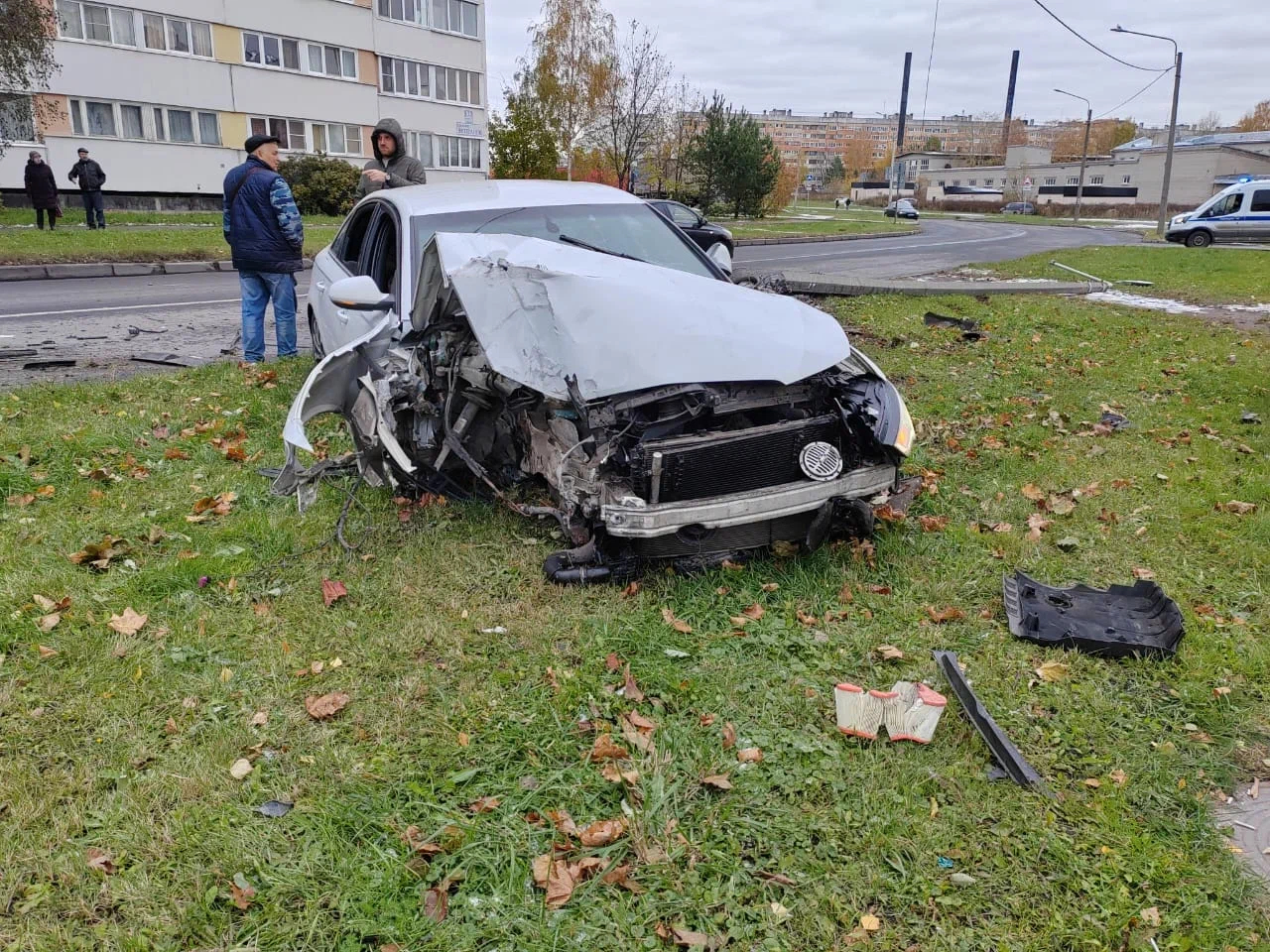 Пьяный лихач на чужой Audi устроил ДТП и «припарковался» в столб