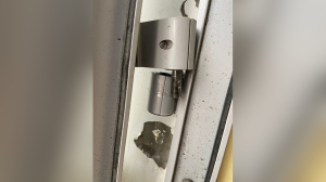 Нетрезвый петербуржец сорвал с петель дверь в отделение банка на Гражданском проспекте