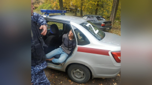 Вооруженный вилкой и ножиком пьяный иностранец, угрожал постояльцу отеля в Петергофе