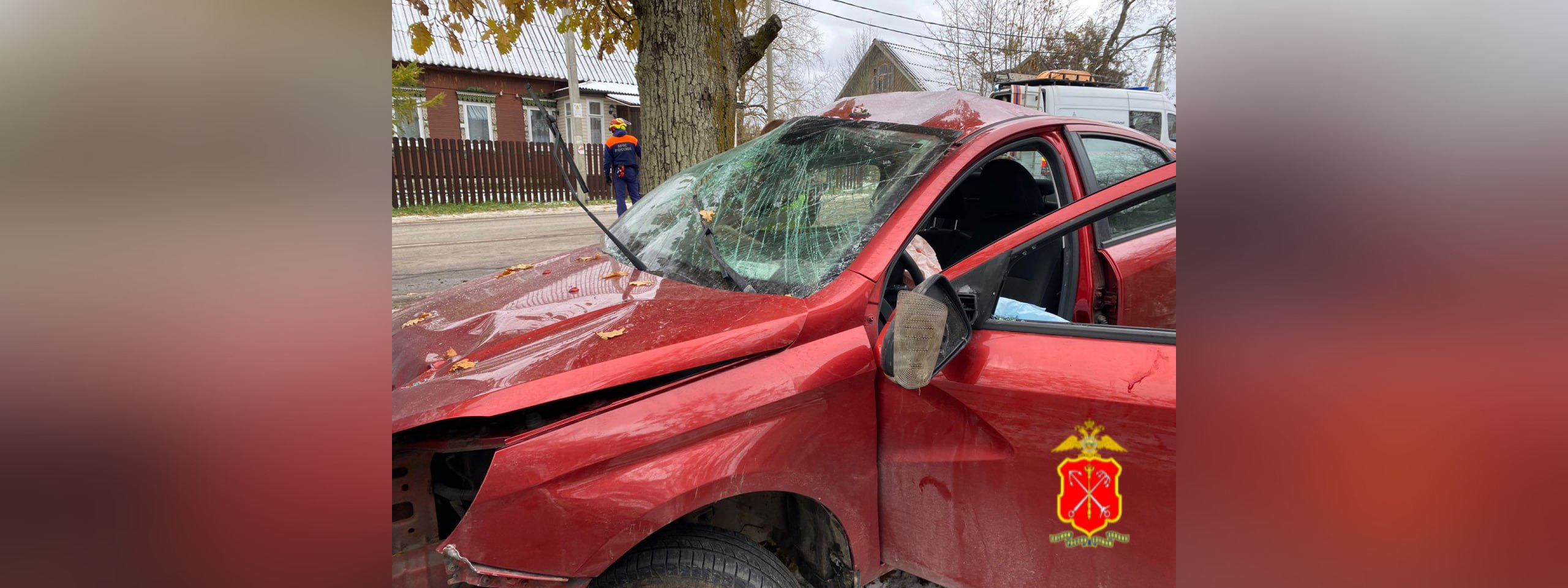 Под Петербургом двое неизвестных погибли, улетев на Lada в дерево