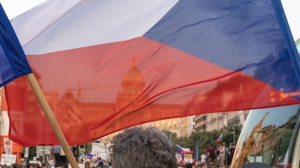 Президент Чехии Петр Павел огрел тяжелым знаменем военного по голове