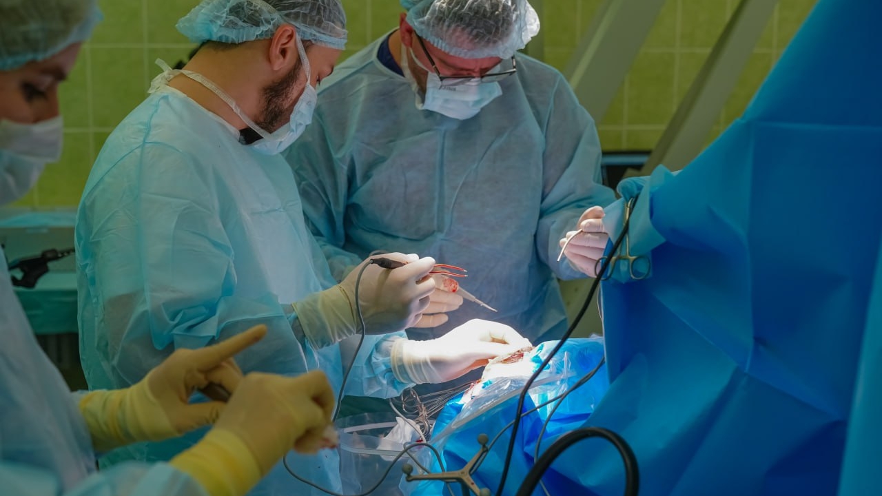 Под Москвой врачи больше шести часов впервые удаляли опухоль мозга бодрствующему пациенту