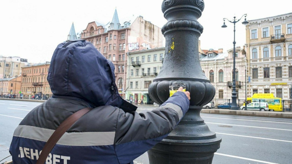 В Петербурге больше шести тысяч фонарей намерены очистить от рекламы за месяц