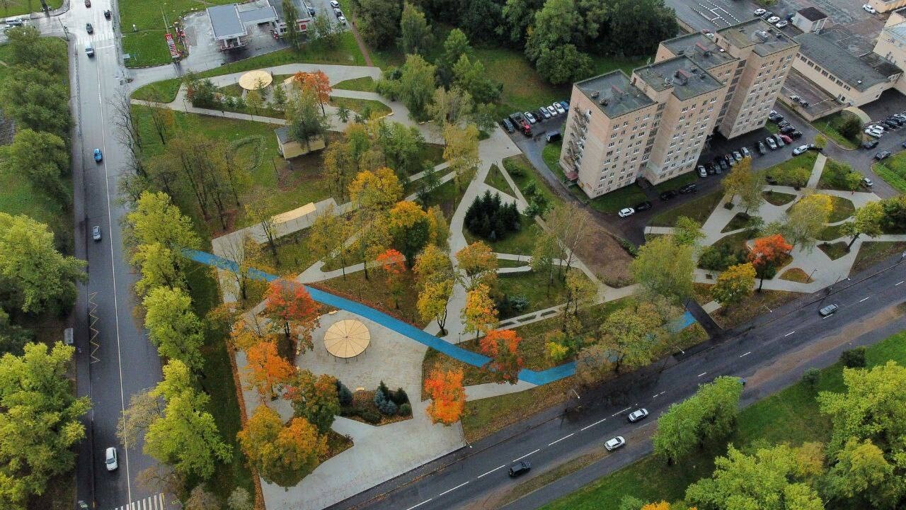 На шоссе Революции появился сад с синей дорогой и растениями для ...