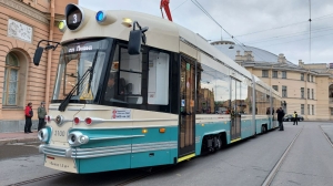 Петербуржцам показали, как «Достоевский» маневрирует по историческим трамвайным путям