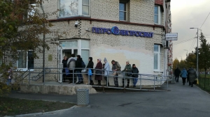 Монополист по оплате ЖКУ «Петроэлектросбыт» держит петербуржцев в очередях на улице