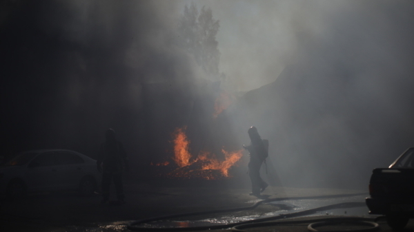 Пожарные в мороз больше пяти часов тушили горящую баню в Уфе