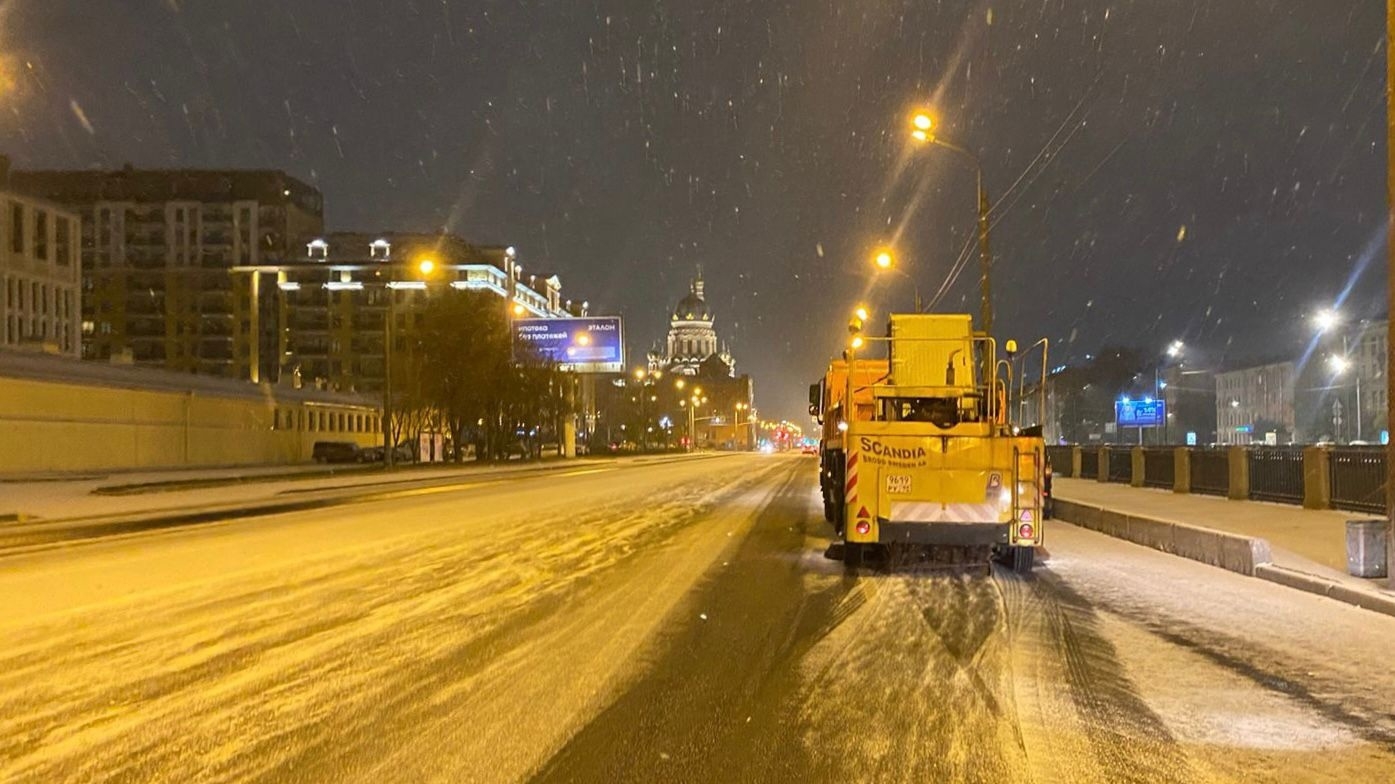 После октябрьского снегопада дорожники впервые вывели на улицы Петербурга зимнюю уборочную технику