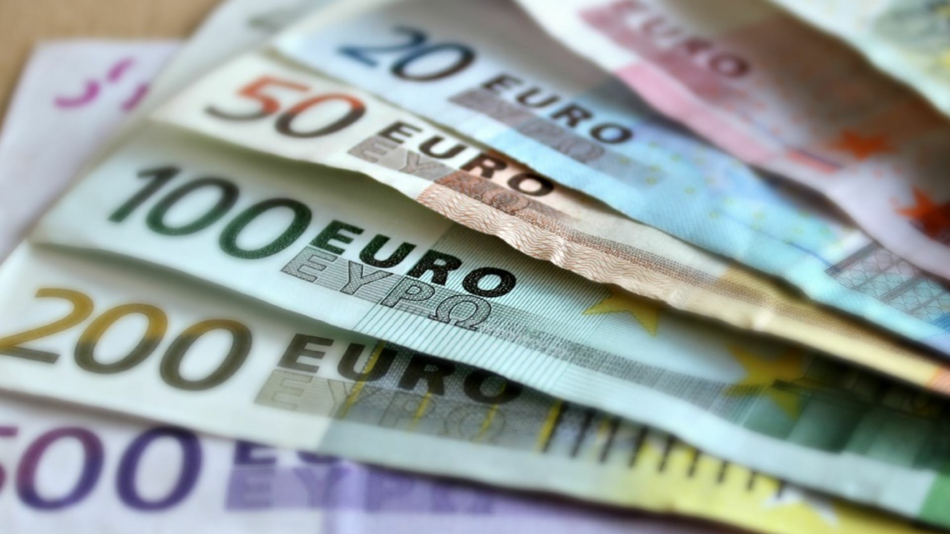 Курс евро упал ниже 101 рубля на Мосбирже