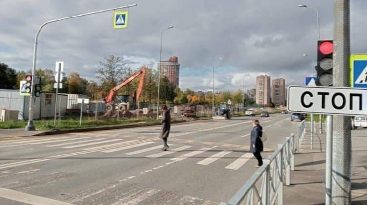 На Товарищеском проспекте у парка Есенина установили светофор