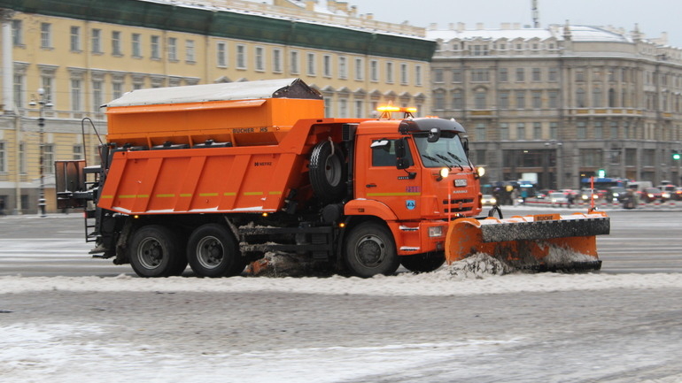 Петербуржцам рассказали о круглосуточном процессе уборки снежных завалов