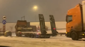 Водители фур застряли на Таллинском шоссе из-за заснеженных дорог