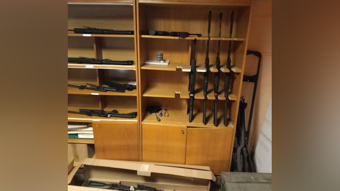 Двое парней взломали дверь в школе на Ярославском, где хранились пневматические винтовки