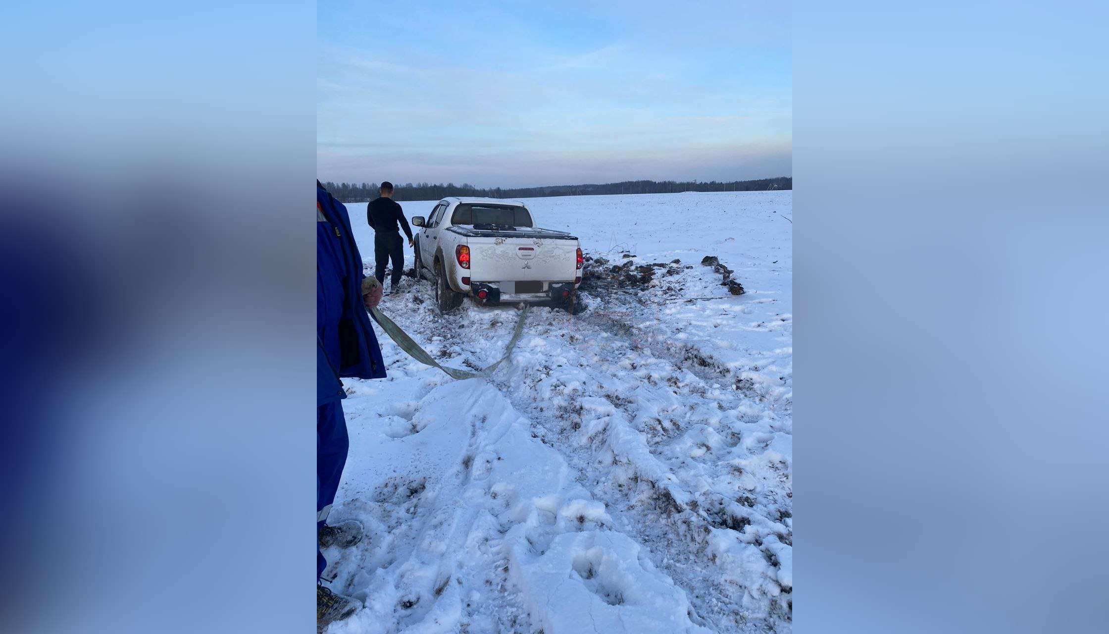 Спасатели вытащили застрявших на авто женщину с ребенком в районе  Саблинских водопадов