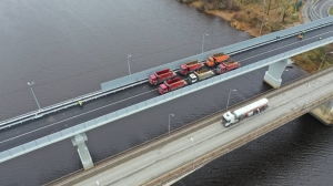 В Киришах самый длинный мост проверили с помощью грузовиков