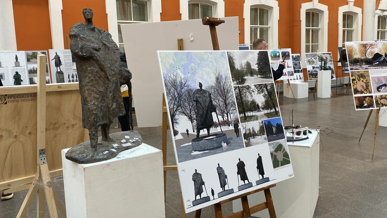 Стыдно перед поколениями: петеруржцам не понравился памятник Шаляпину