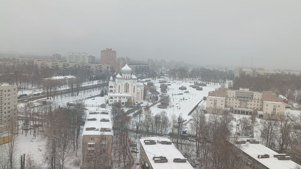 Пока еще «плюс»: циклон принес в Петербург мокрый снег и +2 градуса