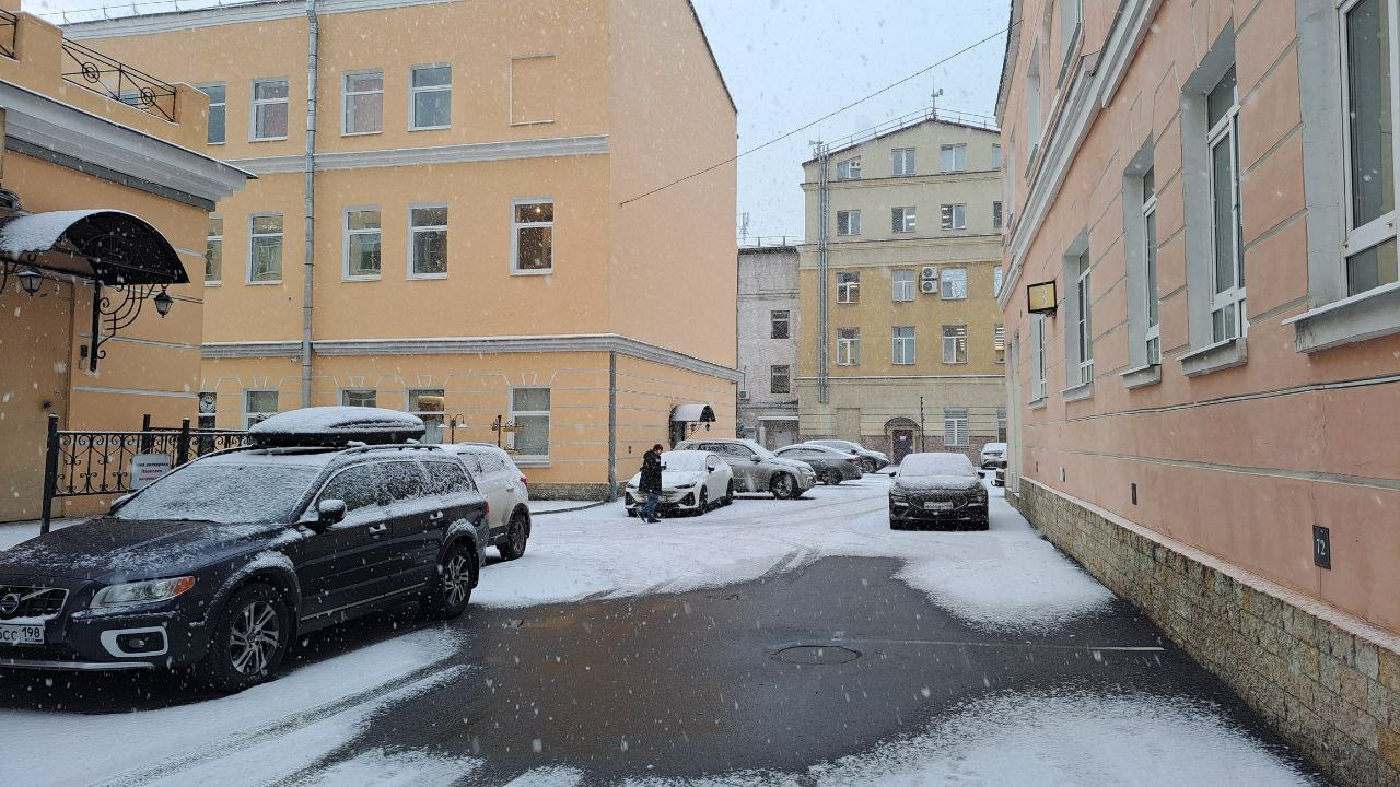 Почти треть дворов Петербурга убирают от снега с нарушениями