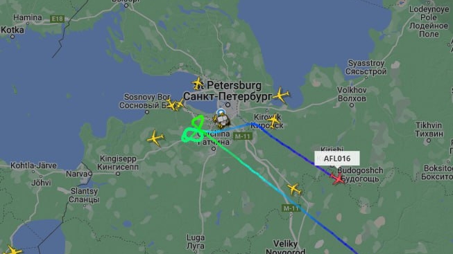 Минимум четыре самолета наворачивают круги вокруг Пулково из-за непогоды