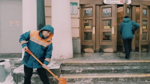 В Петербурге территорию около станций метро чистили от снега более 240 человек