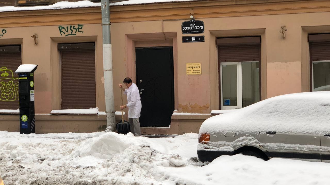 Петербуржцы продолжают жаловаться на неубранный снег, несмотря на победные рапорты чиновников