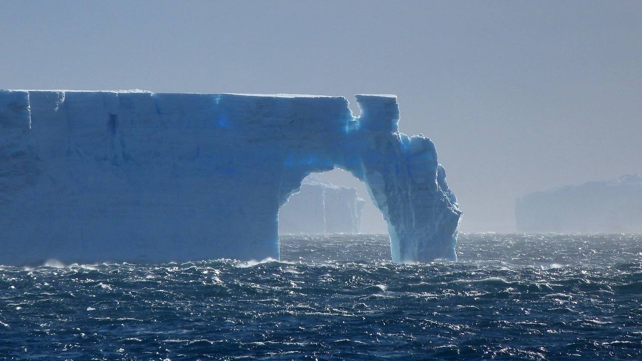 Петербургские ученые предсказали судьбу самого большого айсберга в мире