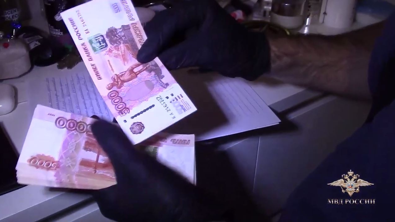 В год печатали по 2 млрд рублей: в Петербурге задержали участников банды фальшивомонетчиков