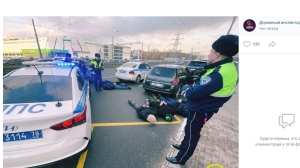 На Коломяжском сотрудники ДПС скрутили мигрантов на Opel, подозреваемых в ножевом ранении