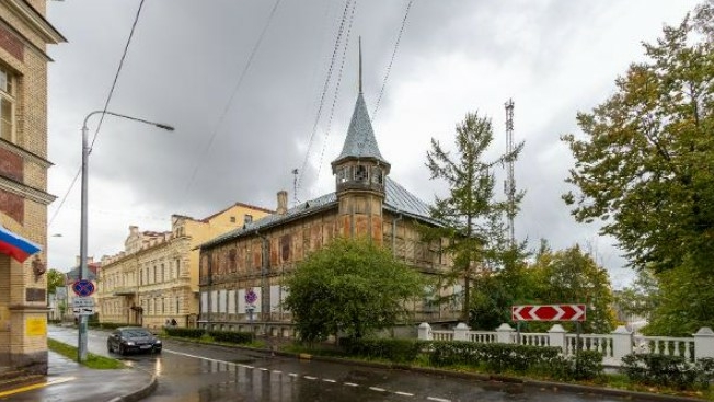 Вторая жизнь: Дом Волкова в Ломоносове сдают в аренду по программе «Рубль за метр»
