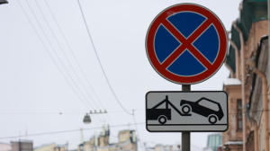 На Лиговском аферисты в светоотражающих жилетах за деньги паркуют авто посетителей БКЗ на тротуаре под запрещающим знаком