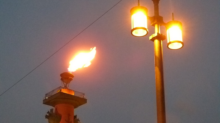 В Петербурге зажгут Ростральные колонны в честь Нового года